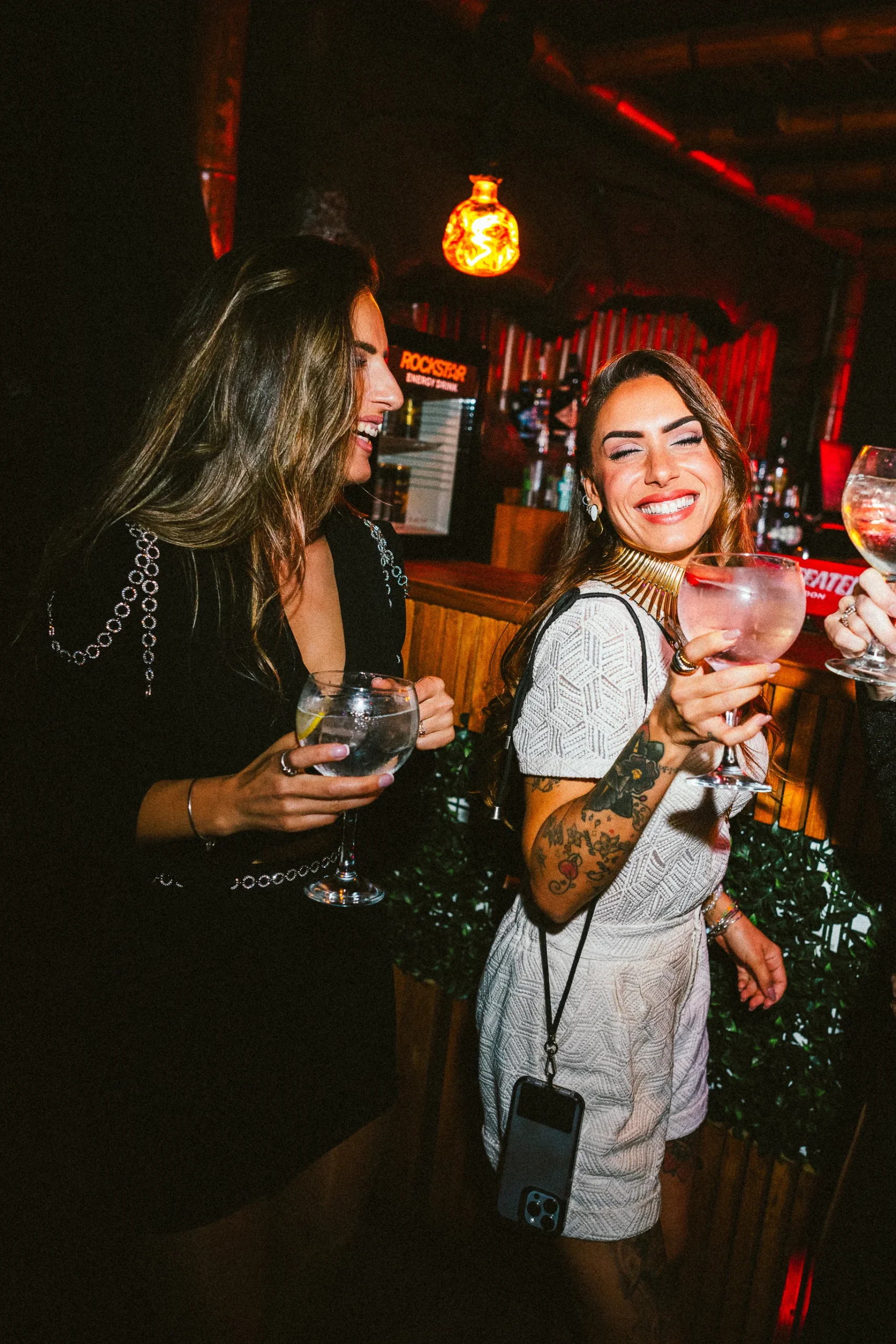Clientas con sus copas en la barra de La Cova de Sant Quirze