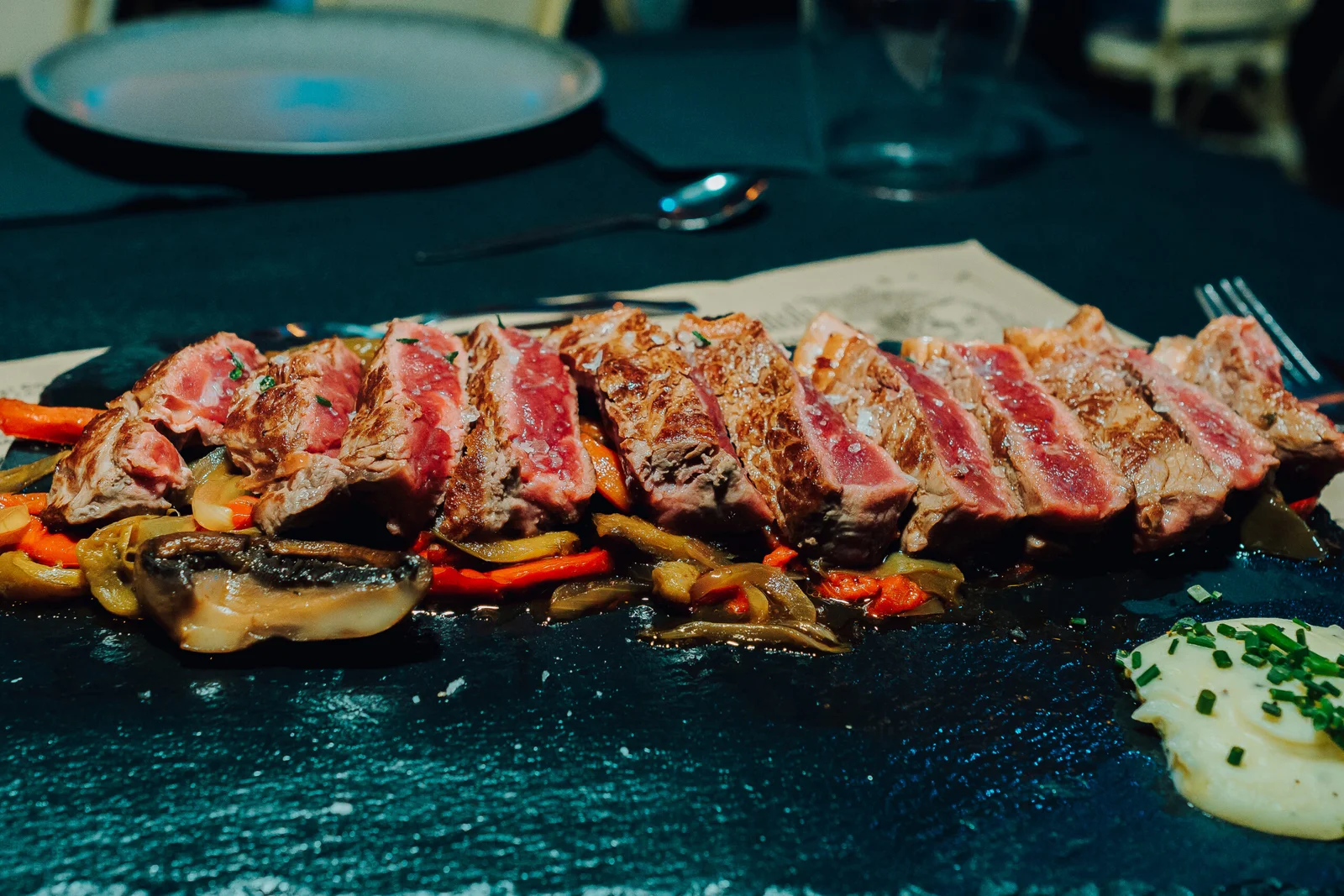 Plato servido en el restaurante La Cova de Sant Quirze