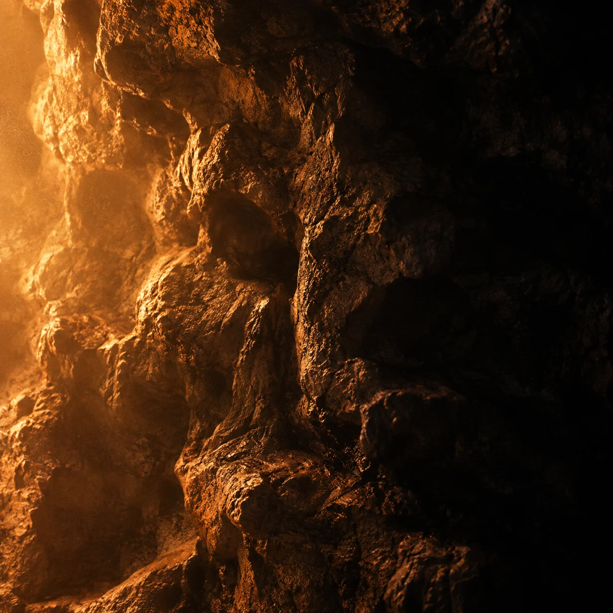 Roca esculpida de La Cova iluminada en ámbar, en Sant Quirze del Vallès